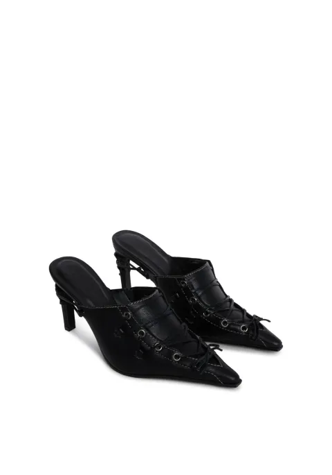 Leather lace-up shoes with eyelets