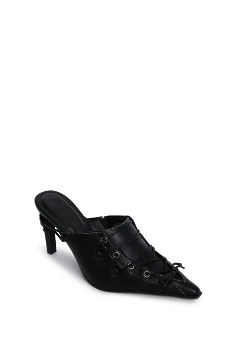 Leather lace-up shoes with eyelets