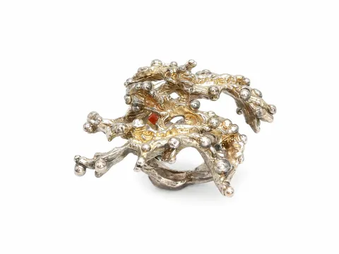 Asymmetric two-tone metal ring