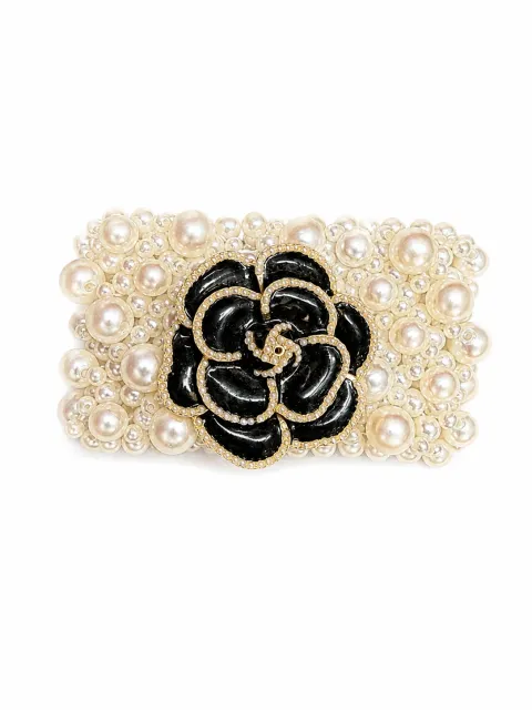 Pearl bracelet with black flower
