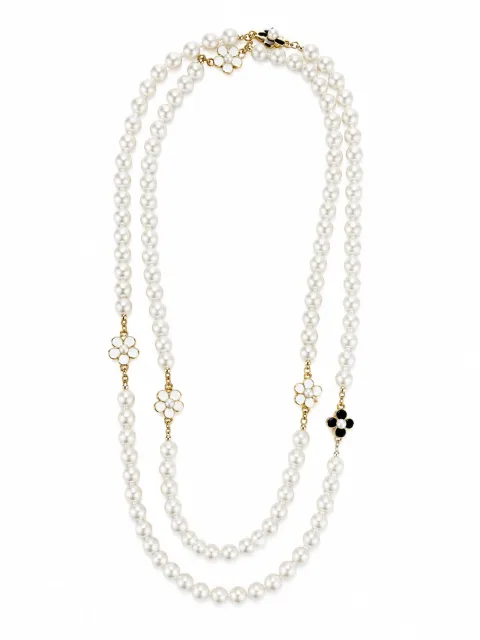 Pearl necklace with floral details