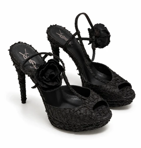 Textured sandals with a rose