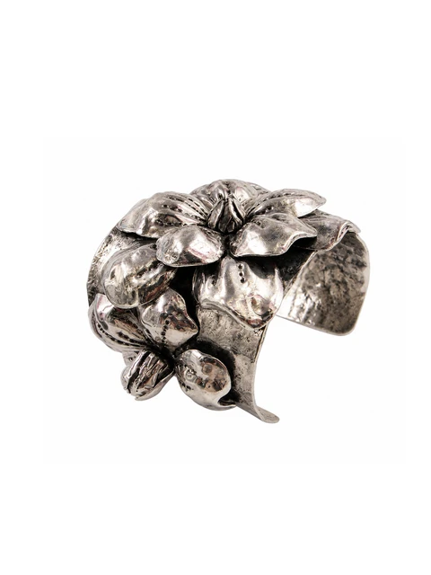 Metal bracelet with dimensional flower
