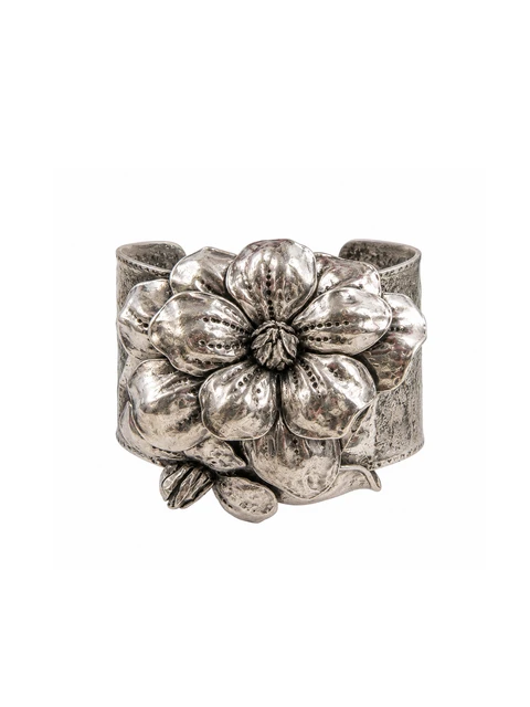 Metal bracelet with dimensional flower